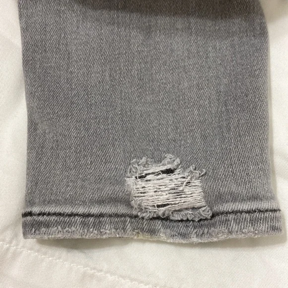 Women’s American Eagle Outfitters Distressed Grey Jegging Jeans. Size 4 short. - Picture 10 of 16
